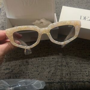 *NEW in box* Dezi On Read sunglasses in Limestone